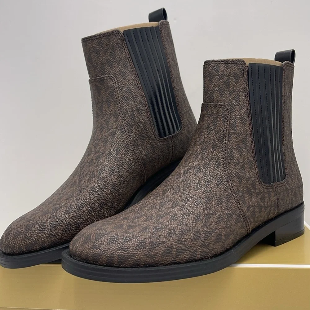 Michael Kors ELLA FLAT BOOTIE MK SIG SM
49F4ELFE5B
BROWN - Picture 4 of 16
